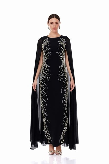 فستان سهرة مطرز بتفاصيل عباءة سوداء